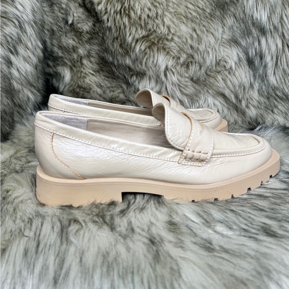 Dolce Vita Elisa Lug Sole Loafer in Crackled Patent Leather | Size 9 - Picture 5 of 5